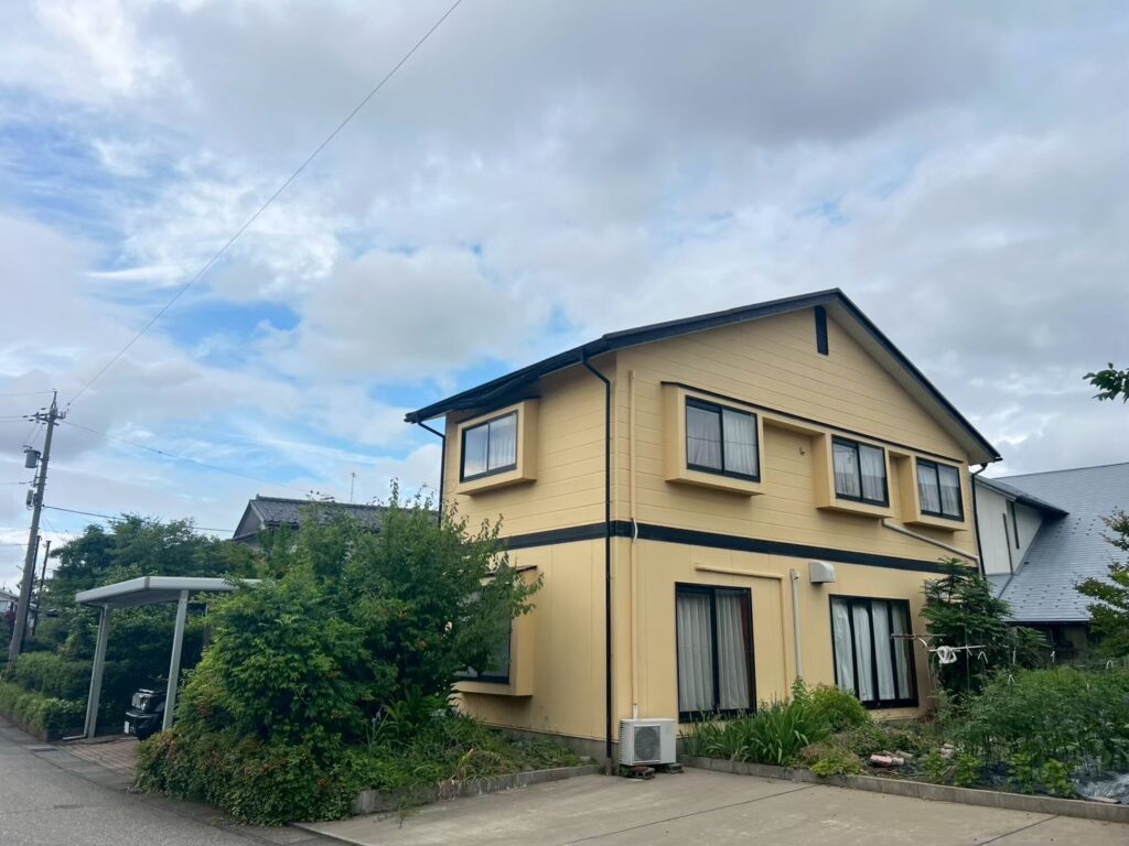 【付帯部の劣化（日焼けなどにょる脆弱化）】<br />
付帯部にも日焼けなどによる劣化が見られました。<br />
<br />
付帯部も紫外線や風雨の影響を受けるため、劣化した状態を放置せず、塗装によって表面を保護することが重要です。
